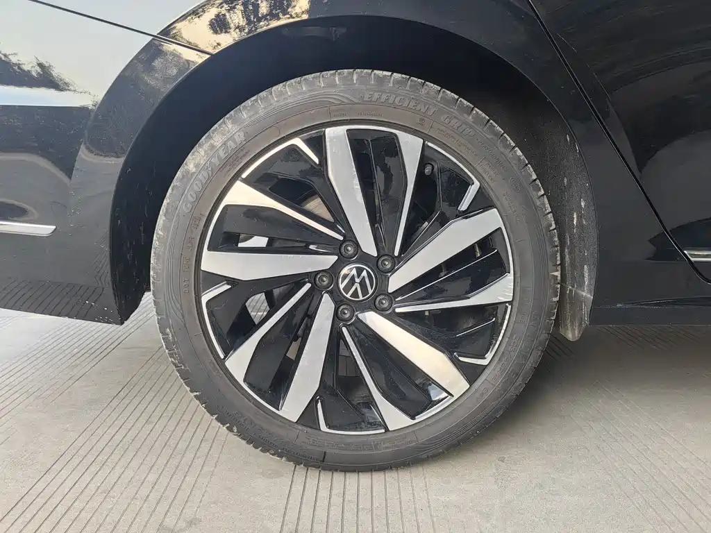 VOLKSWAGEN PASSAT 2023