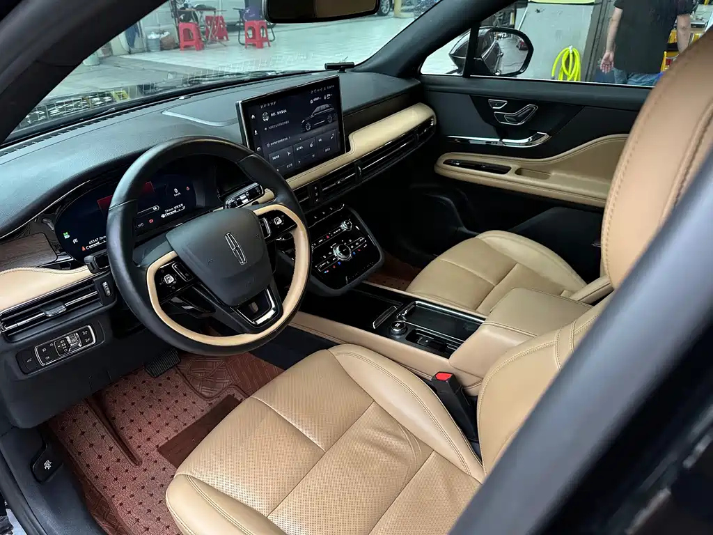 LINCOLN ADVENTURER 2021