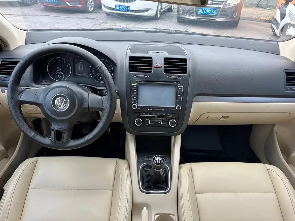 VOLKSWAGEN SAGITAR 2011