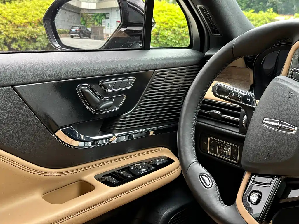 LINCOLN ADVENTURER 2021