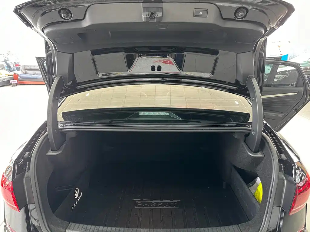 VOLKSWAGEN PASSAT 2023