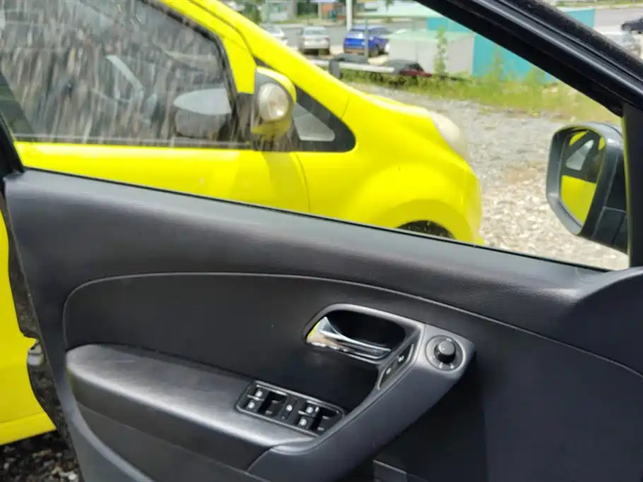 VOLKSWAGEN POLO 2013