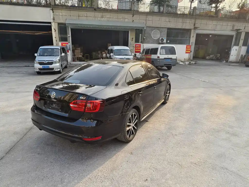 VOLKSWAGEN SAGITAR 2014