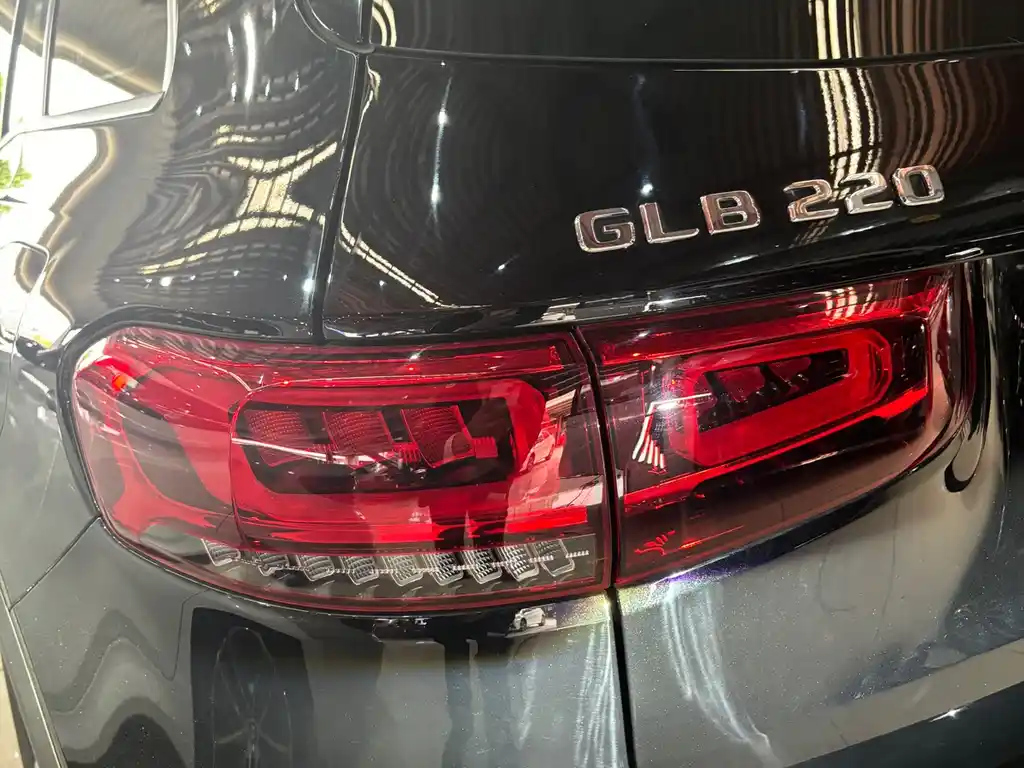 MERCEDES BENZ GLB 2023