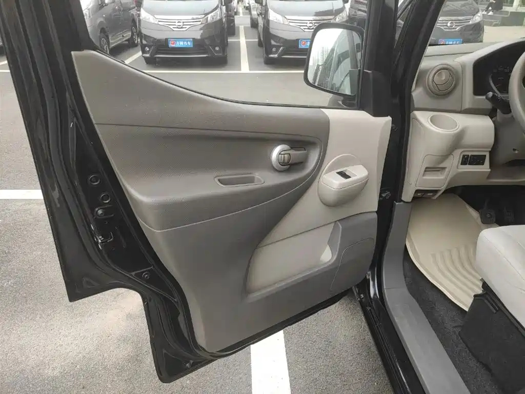 NISSAN NV200 2019