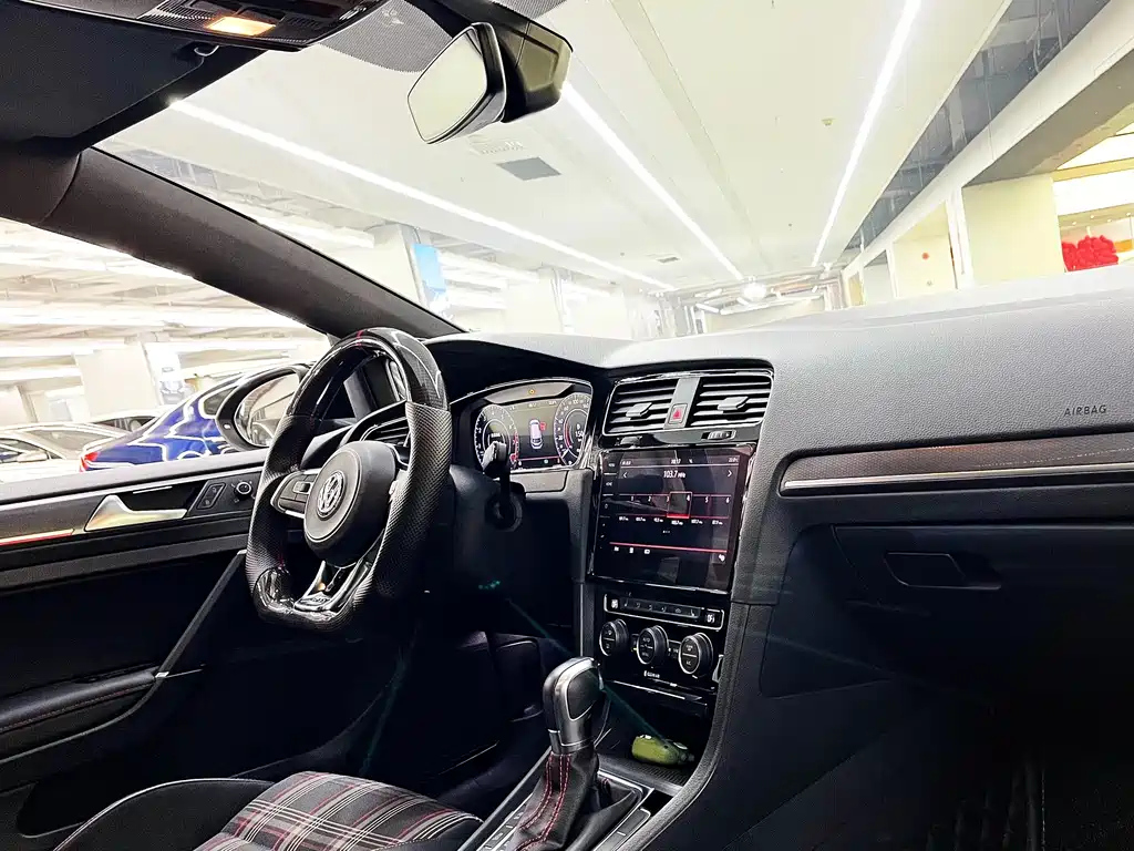 VOLKSWAGEN GOLF 2018
