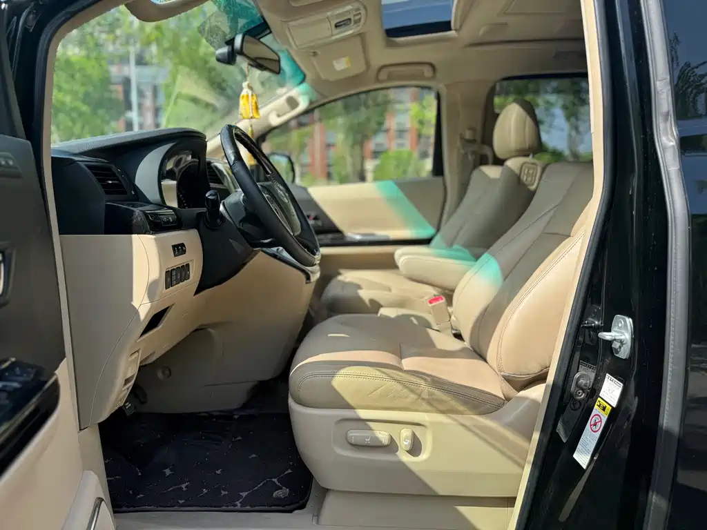 TOYOTA ALPHARD 2012