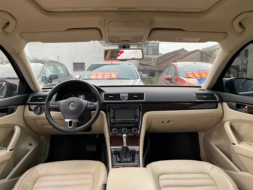 VOLKSWAGEN PASSAT 2012
