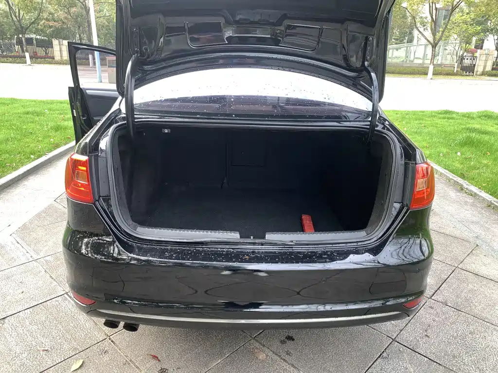VOLKSWAGEN SAGITAR 2015