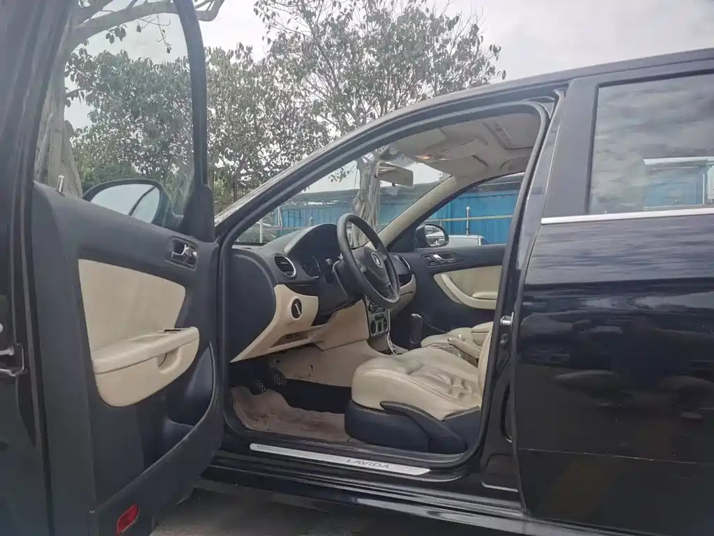 VOLKSWAGEN LAVIDA 2012
