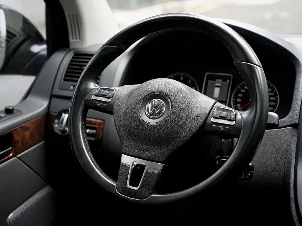 VOLKSWAGEN MULTIVAN 2016