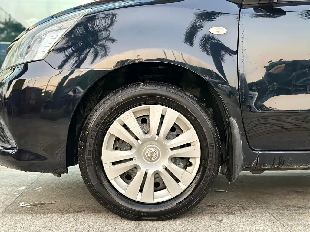 NISSAN LIVINA 2015