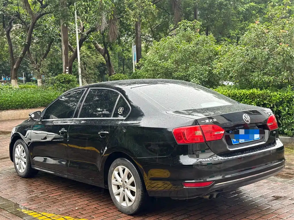 VOLKSWAGEN SAGITAR 2013