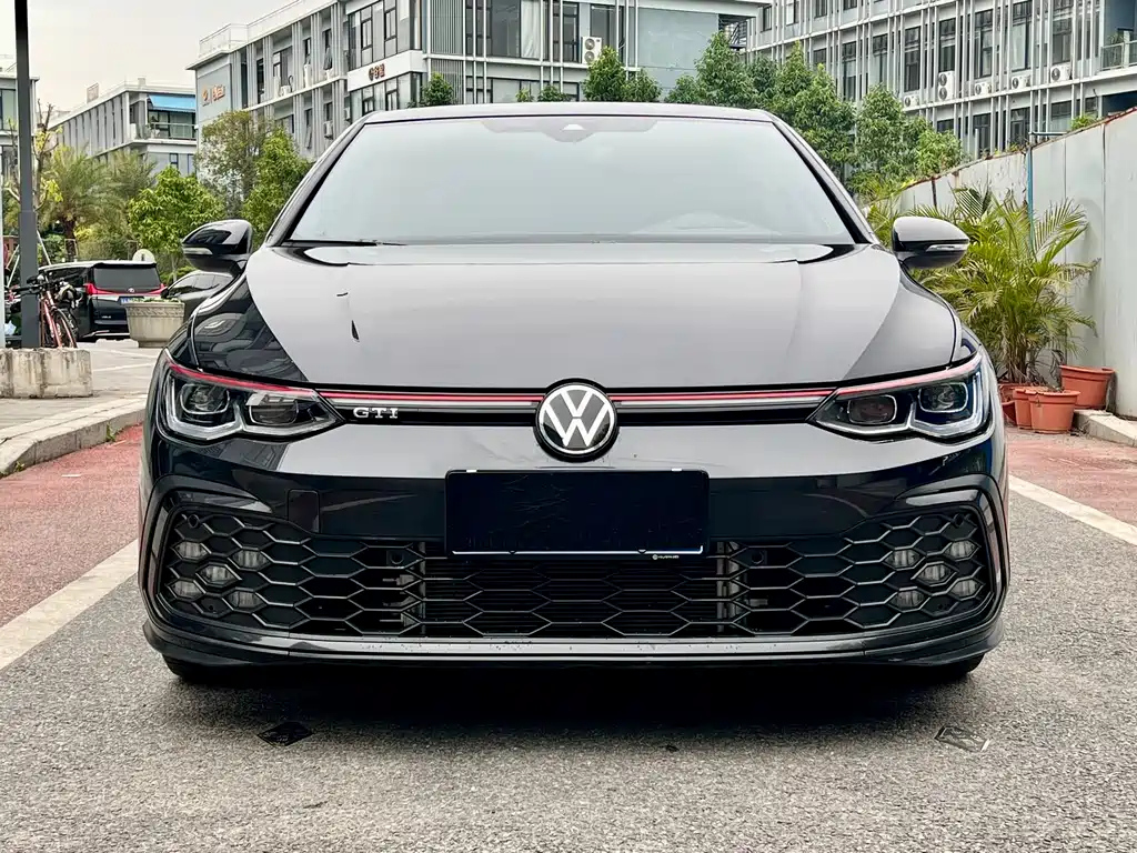 VOLKSWAGEN GOLF 2023
