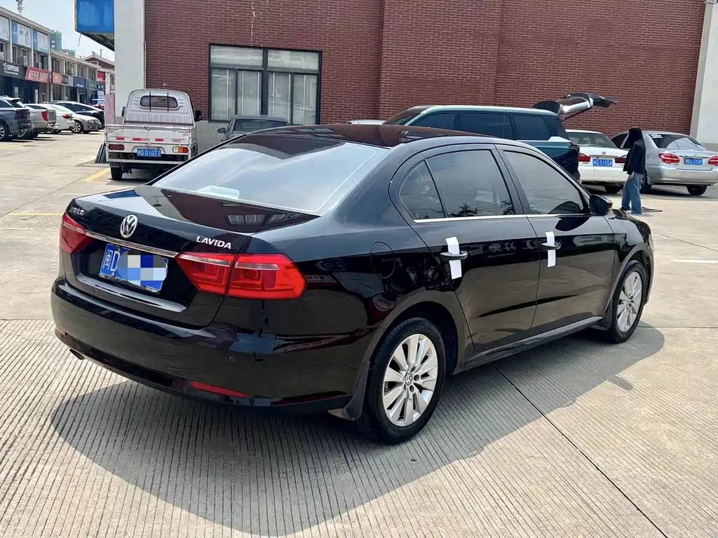 VOLKSWAGEN LAVIDA 2015