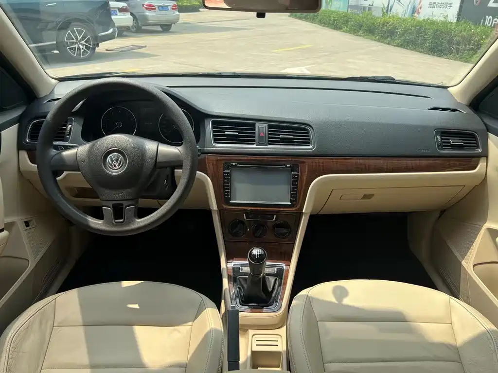 VOLKSWAGEN LAVIDA 2015