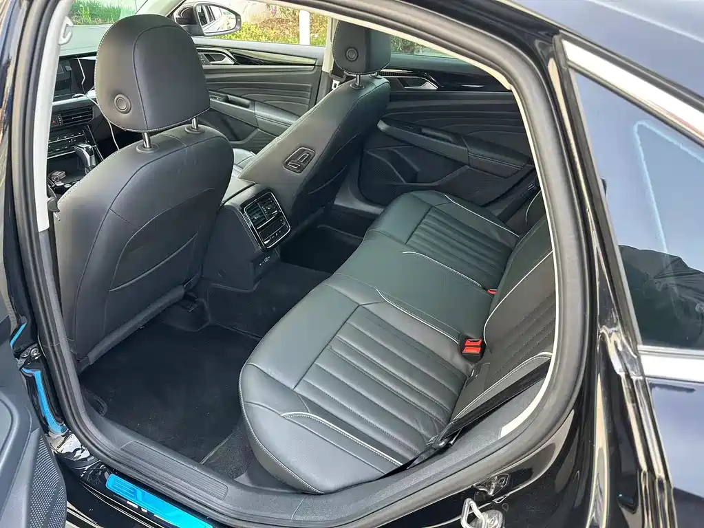 VOLKSWAGEN PASSAT 2023