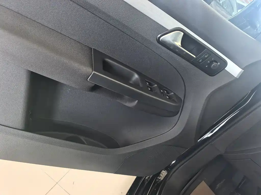 VOLKSWAGEN TOURAN 2013