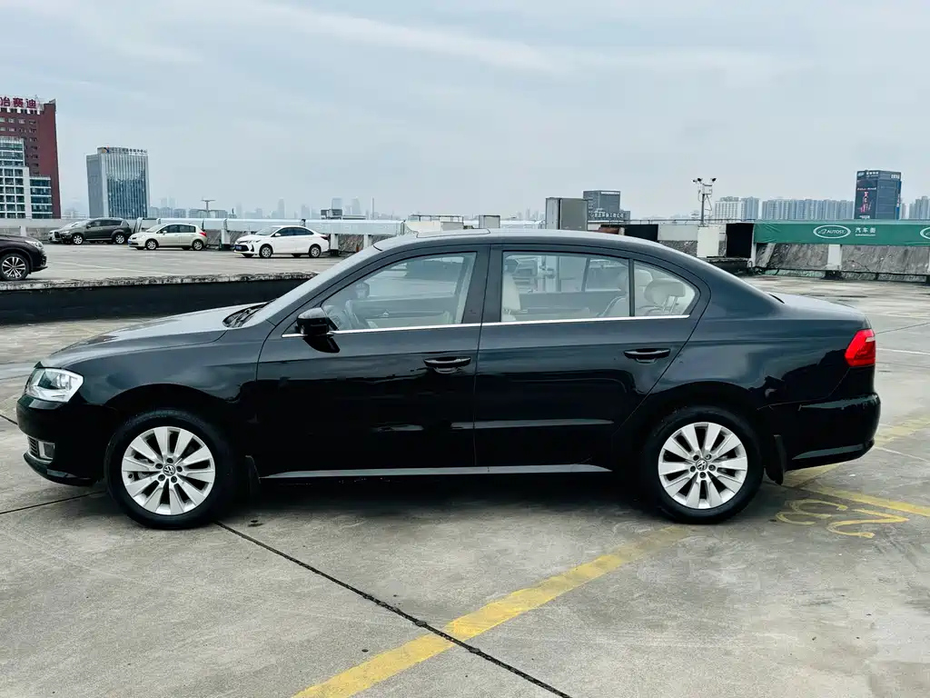VOLKSWAGEN LAVIDA 2015