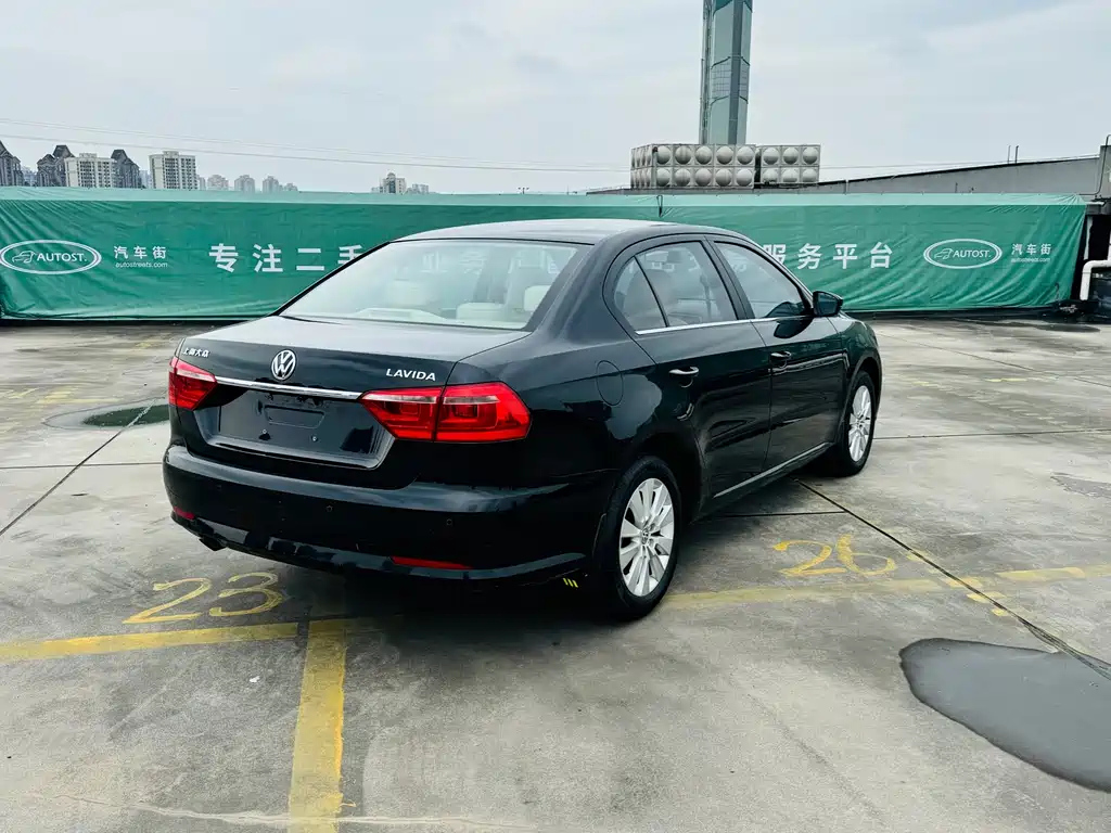 VOLKSWAGEN LAVIDA 2015