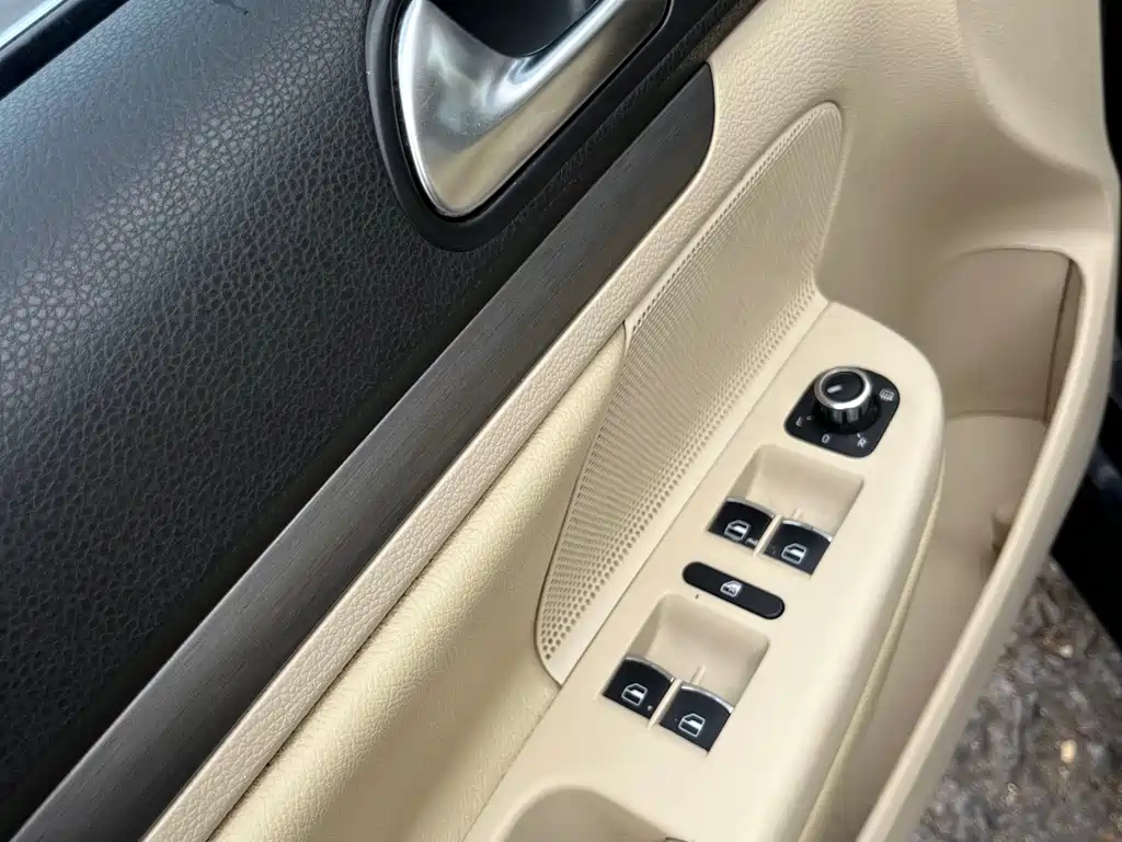 VOLKSWAGEN SAGITAR 2011