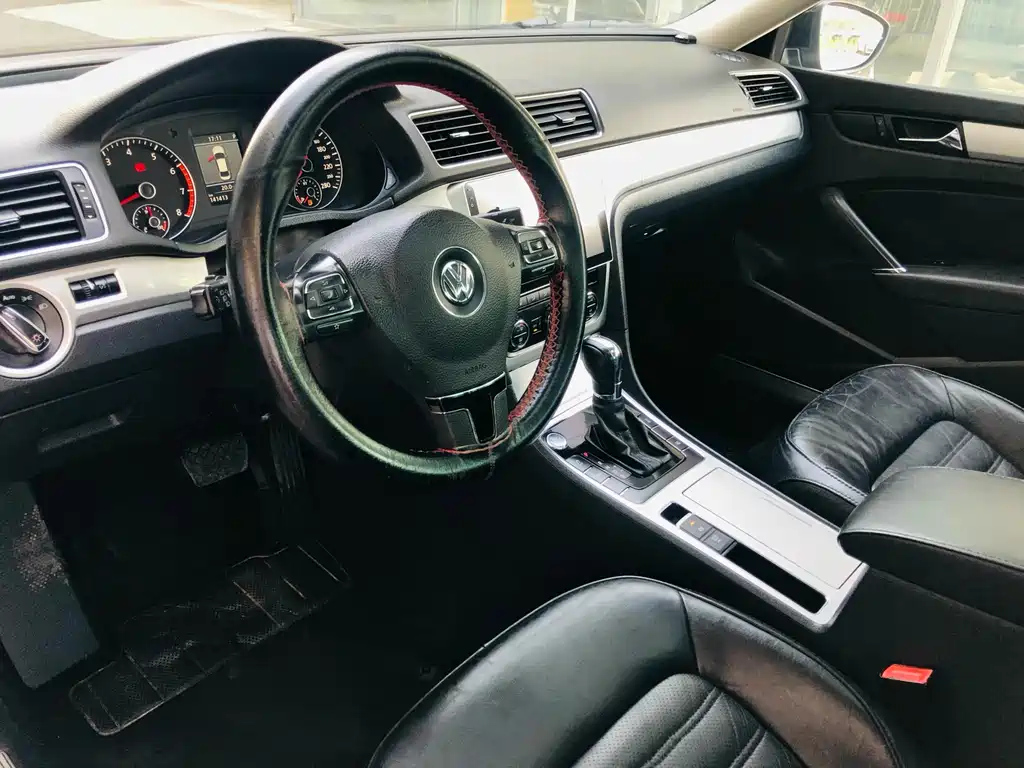 VOLKSWAGEN PASSAT 2015