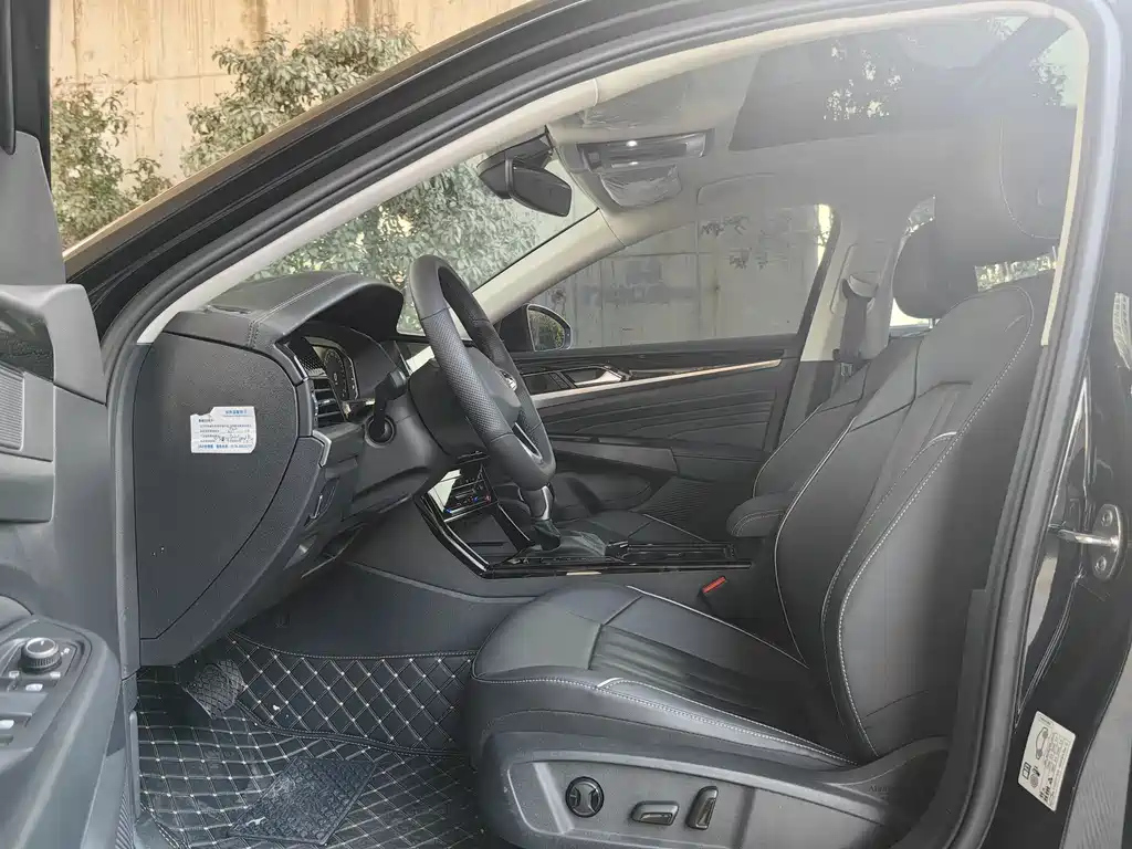 VOLKSWAGEN PASSAT 2023