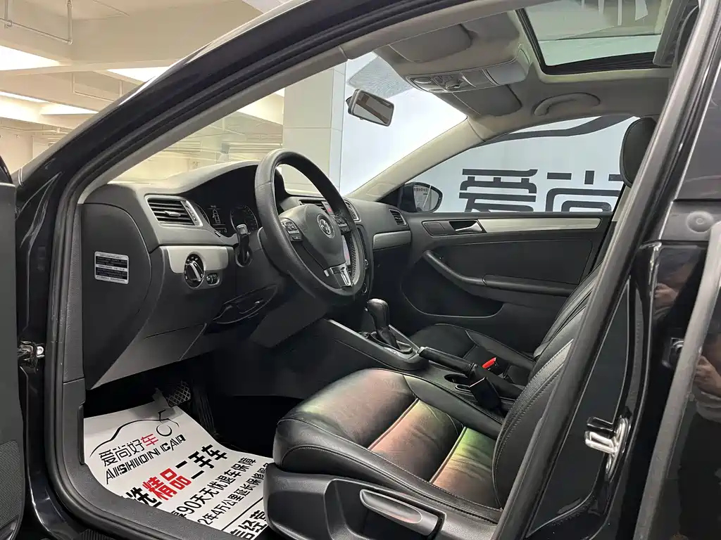 VOLKSWAGEN SAGITAR 2012