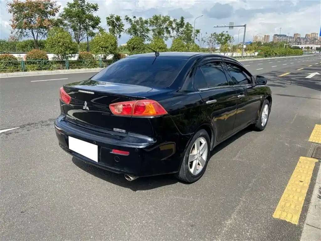 MITSUBISHI LANCER EX 2011