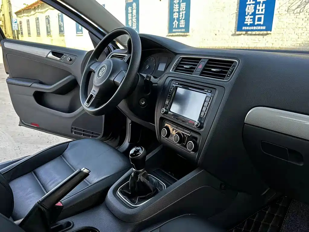 VOLKSWAGEN SAGITAR 2013
