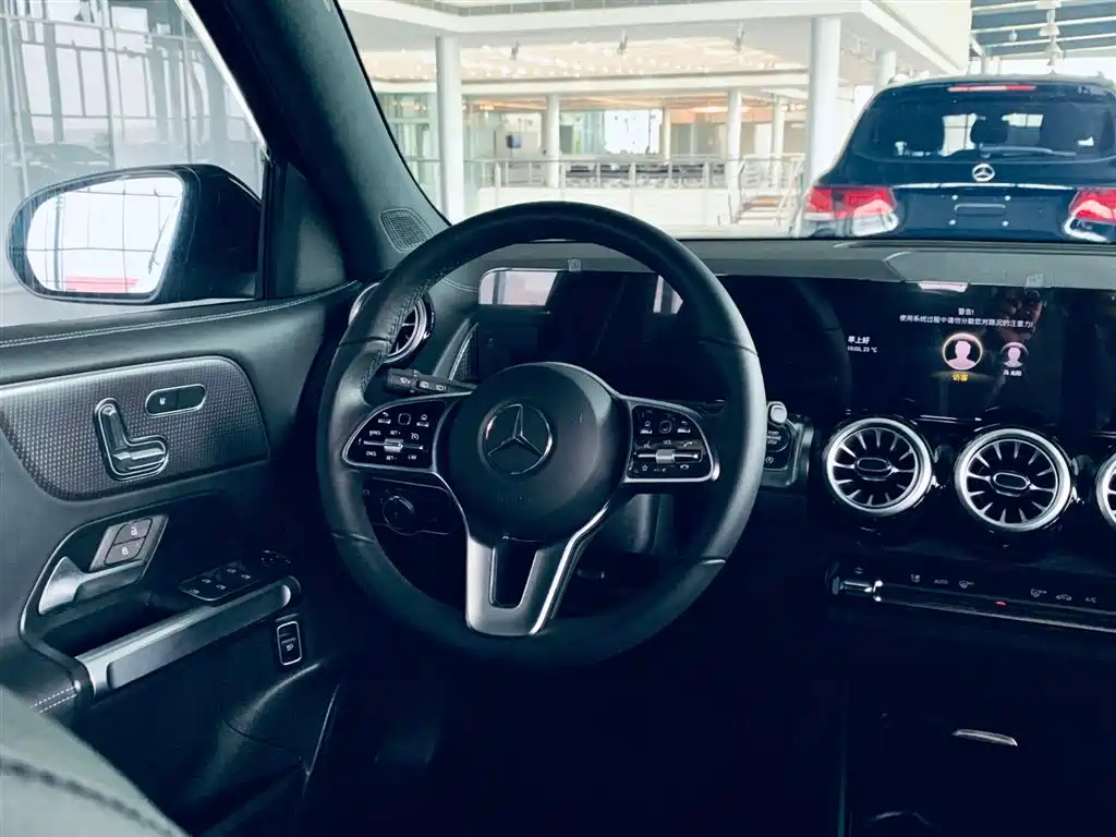MERCEDES BENZ GLB 2023