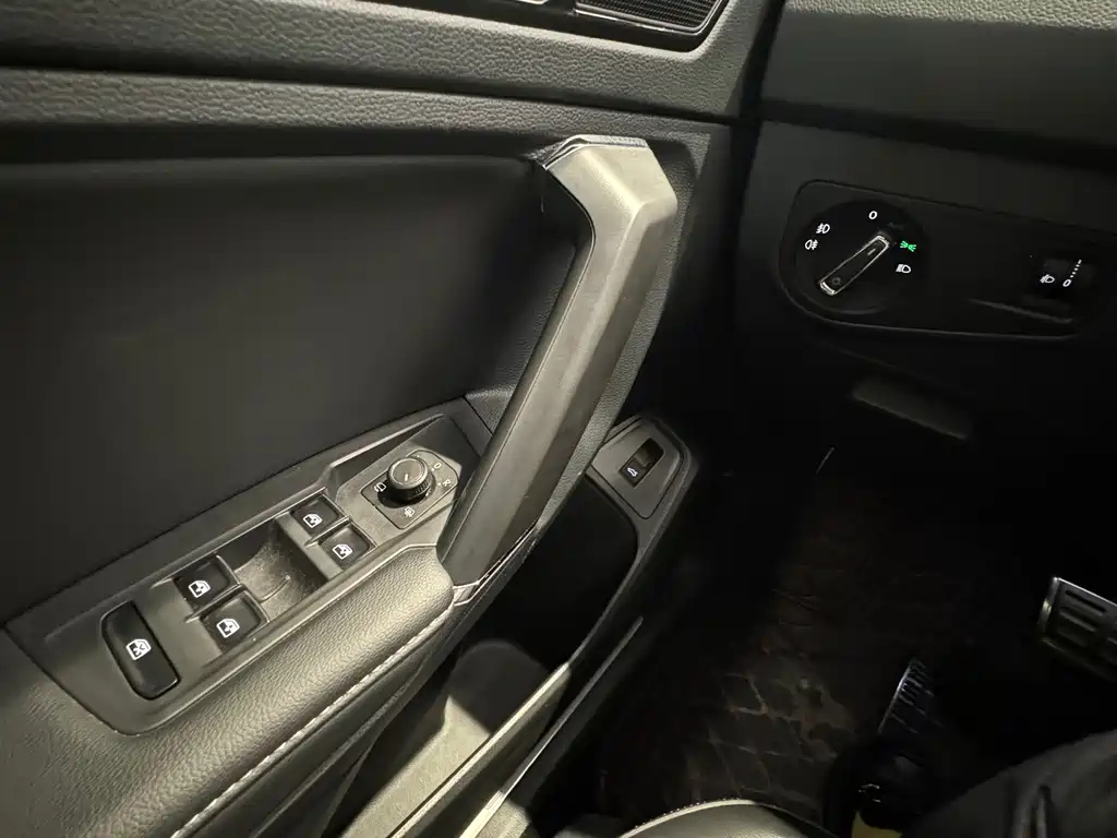 VOLKSWAGEN TIGUAN L 2021