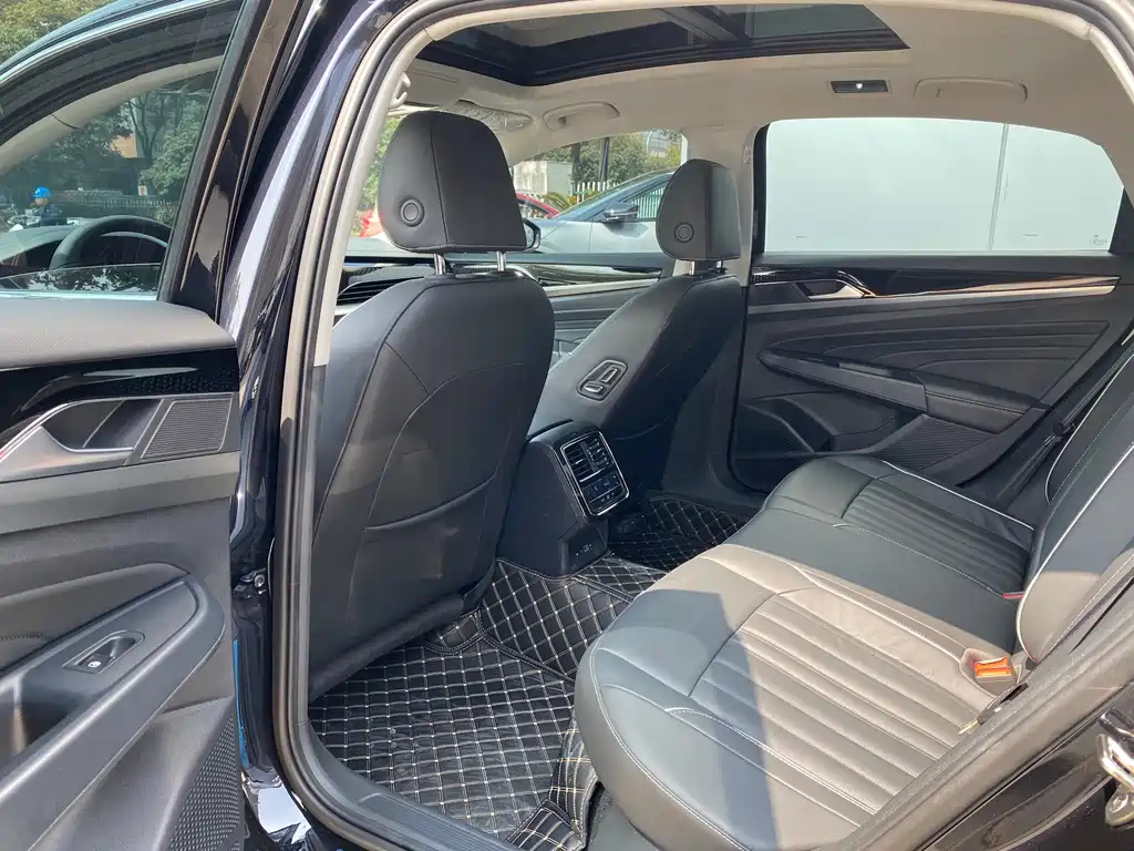 VOLKSWAGEN PASSAT 2023