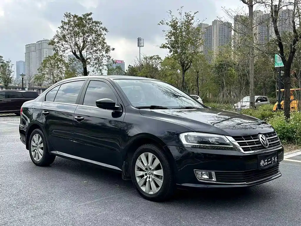 VOLKSWAGEN LAVIDA 2015