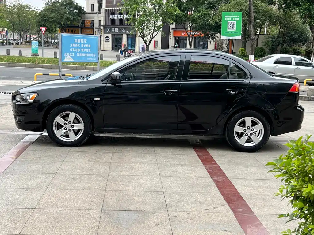 MITSUBISHI LANCER EX 2010