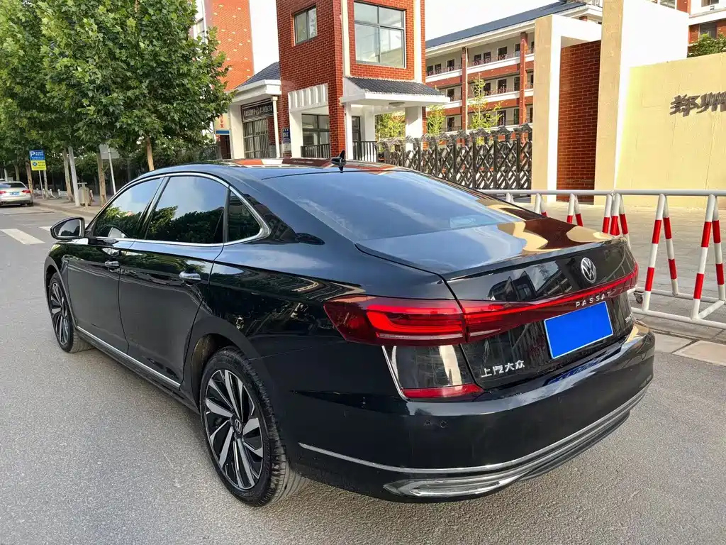 VOLKSWAGEN PASSAT 2024