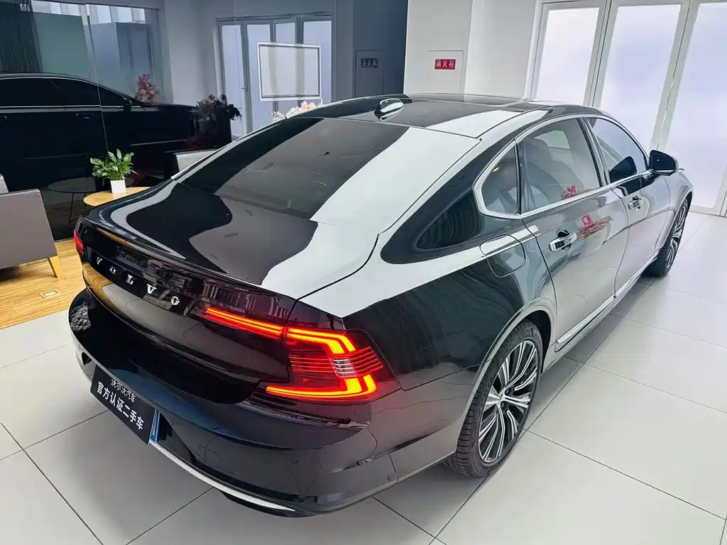 VOLVO S90 2023