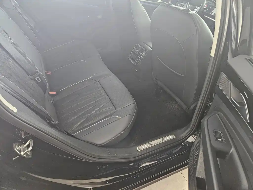 VOLKSWAGEN PASSAT 2023