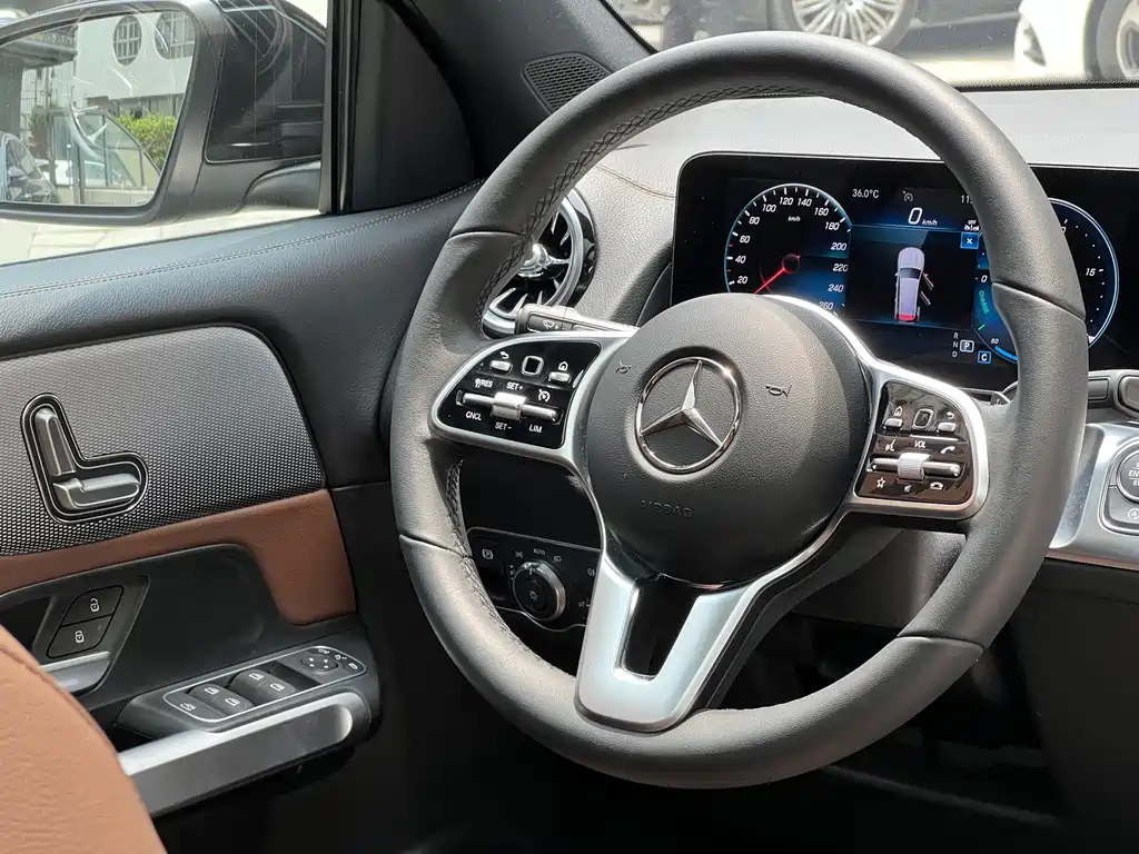 MERCEDES BENZ GLB 2023