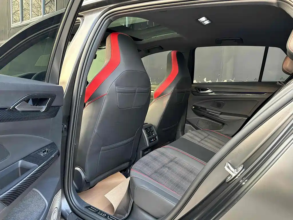 VOLKSWAGEN GOLF 2023