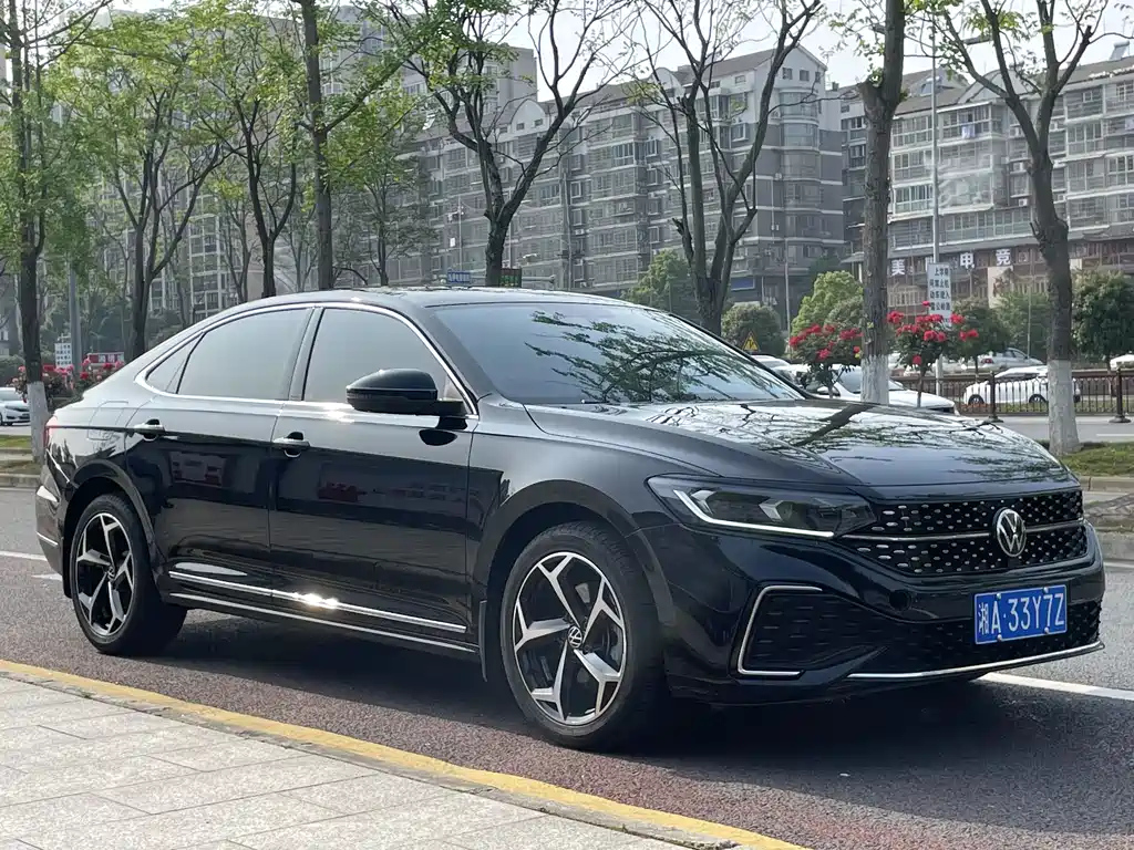 VOLKSWAGEN PASSAT 2023
