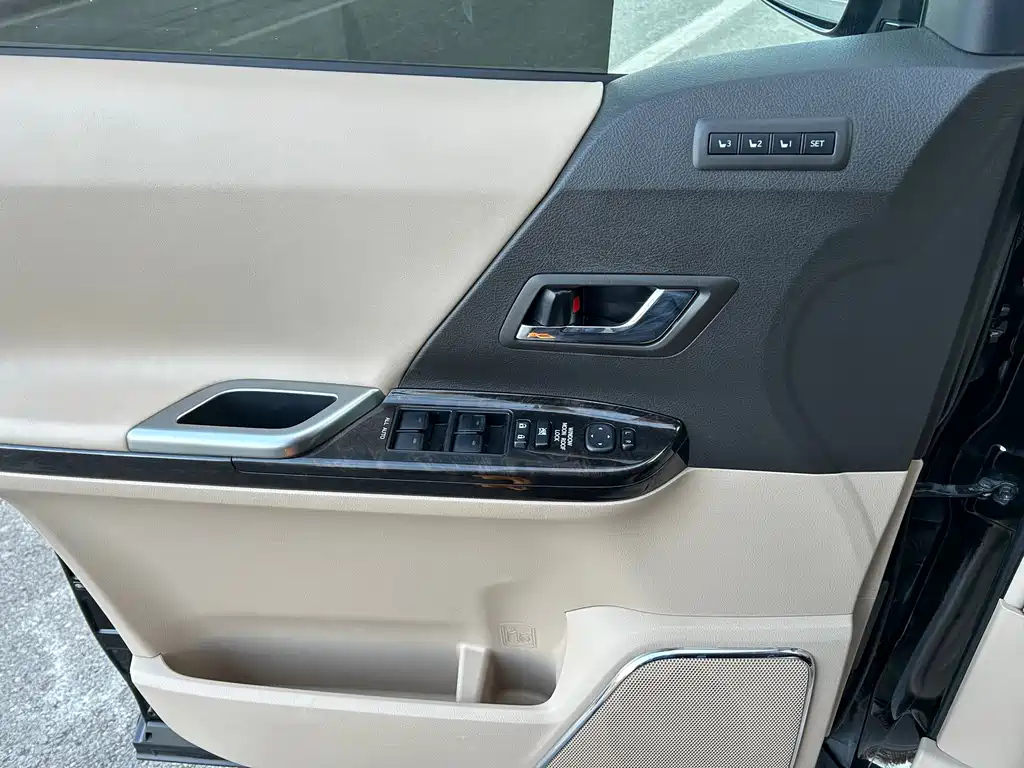 TOYOTA ALPHARD 2015