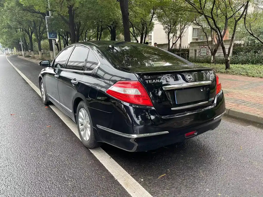 NISSAN TEANA 2010