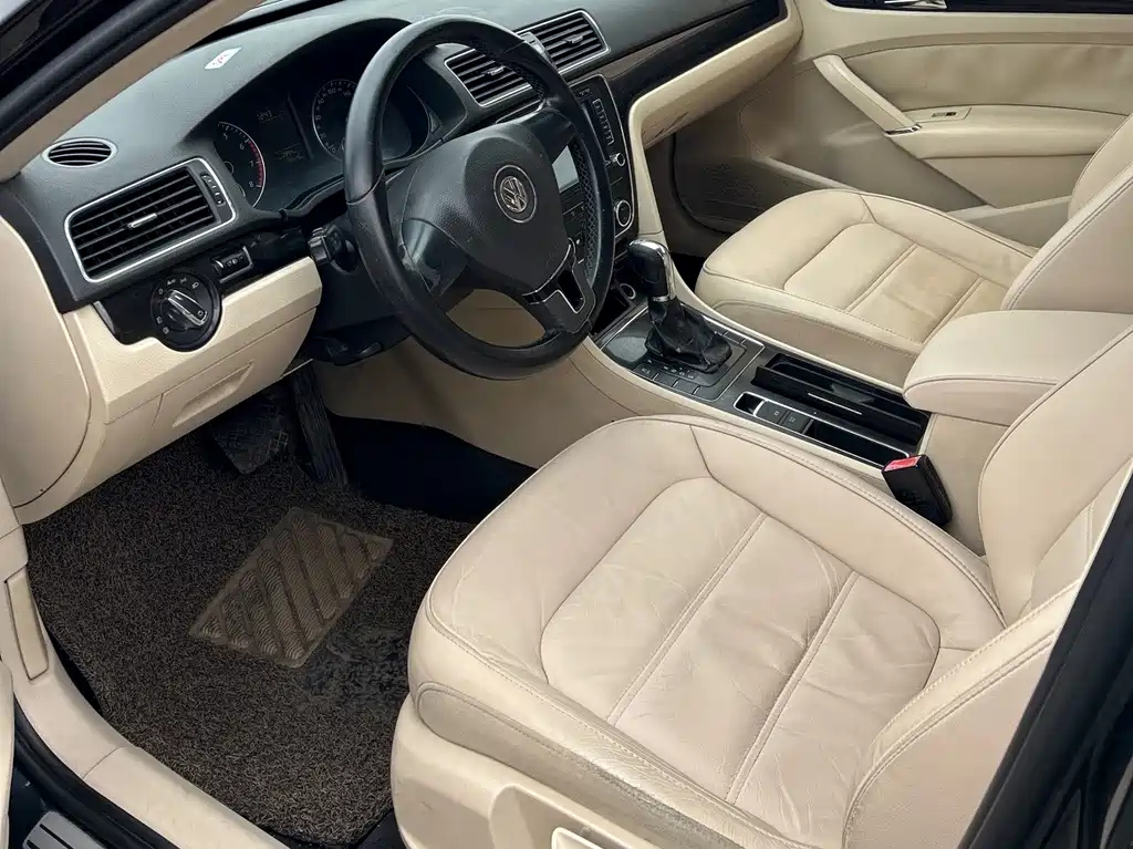 VOLKSWAGEN PASSAT 2012