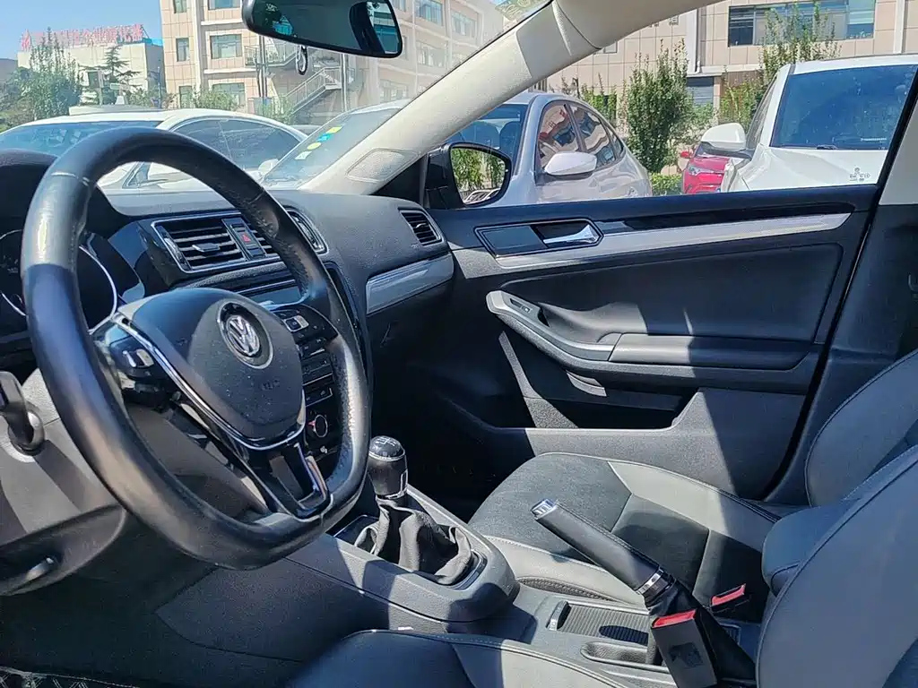 VOLKSWAGEN SAGITAR 2017