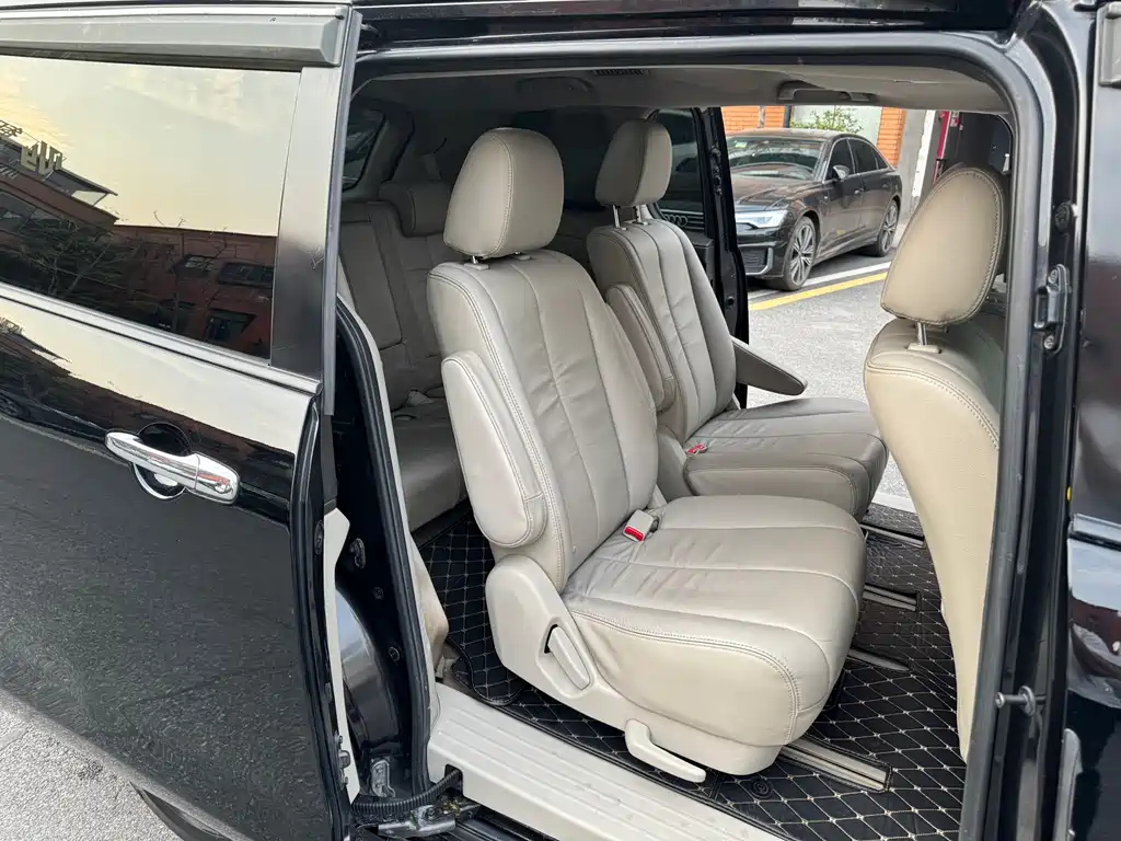 MAZDA 8 2012