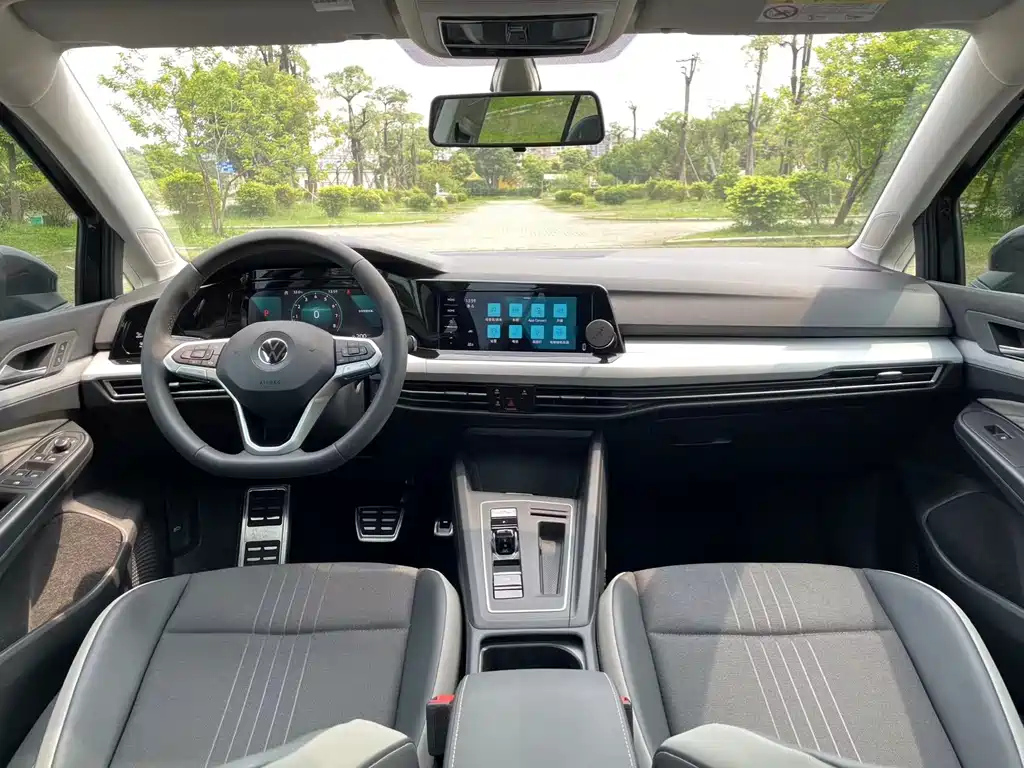 VOLKSWAGEN GOLF 2023