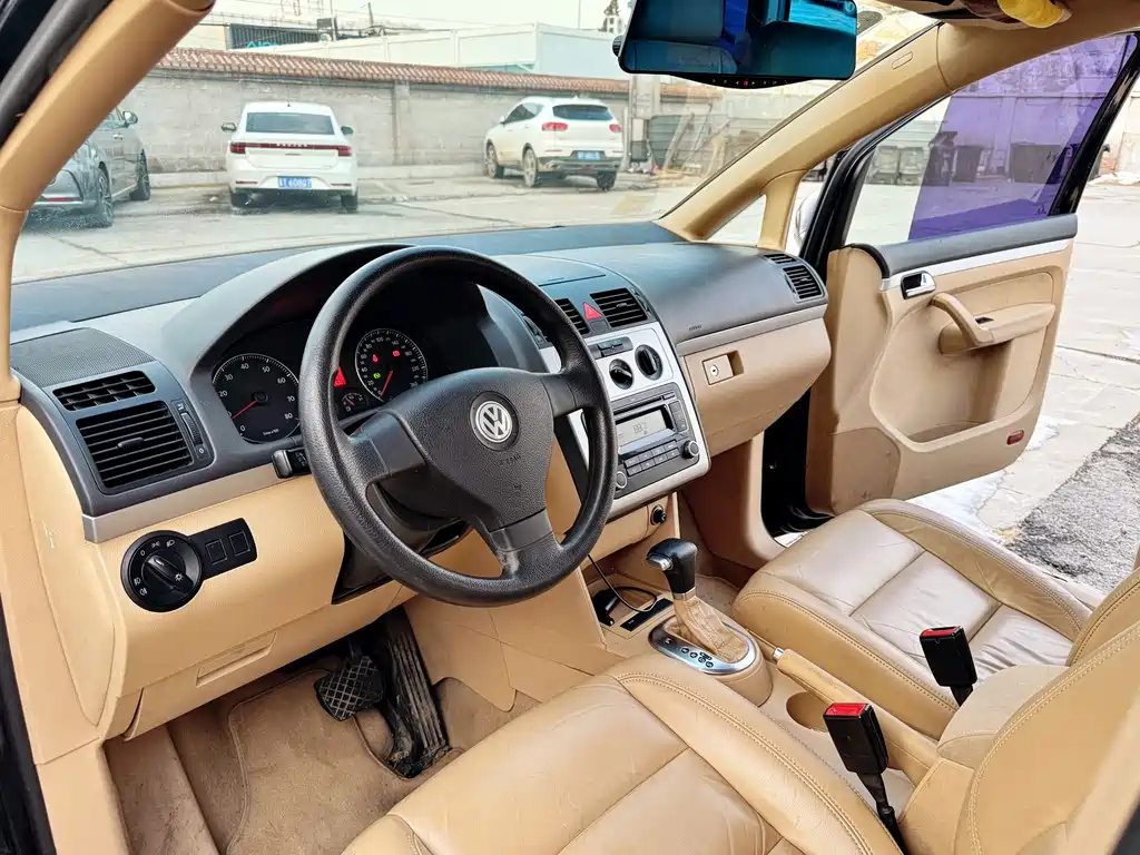 VOLKSWAGEN TOURAN 2010