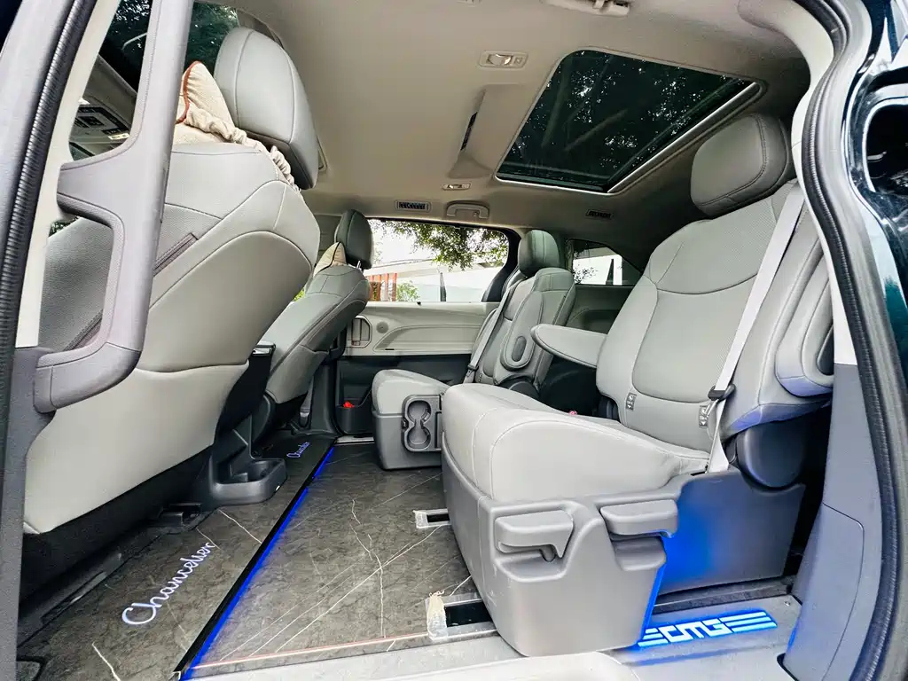TOYOTA GRANVIA 2023
