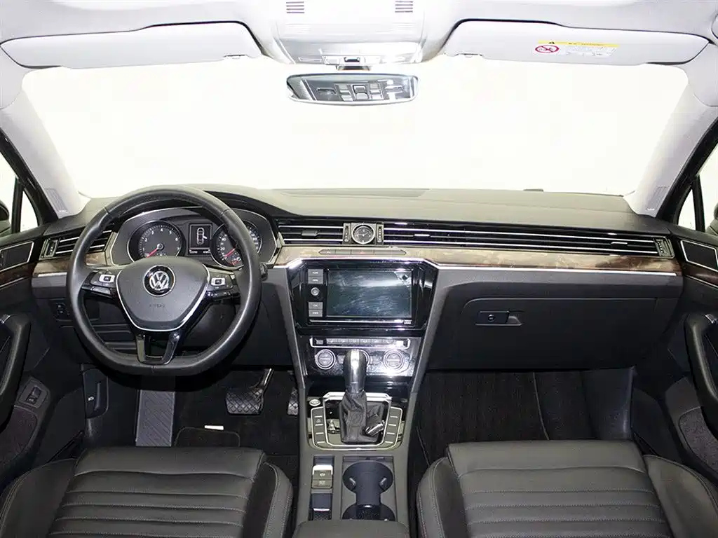 VOLKSWAGEN MAGOTAN 2020